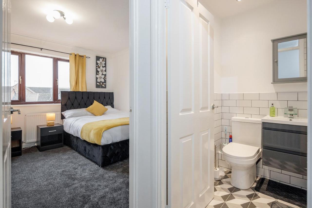Lovely House In Dagenham / Barking With Free Parking, Wifi & Garden Exterior photo